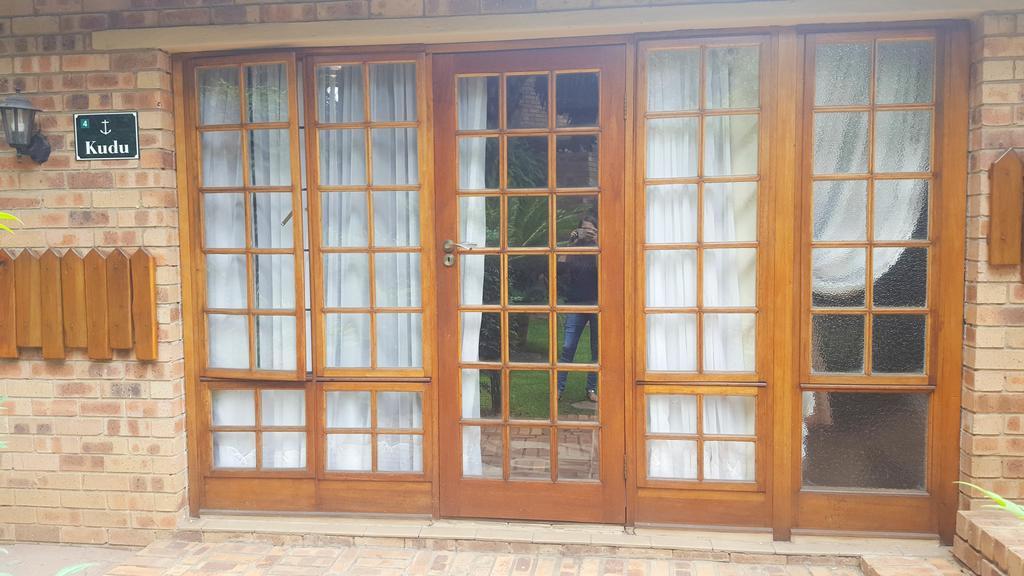 Aark Guest Lodge Vanderbijlpark Exterior photo